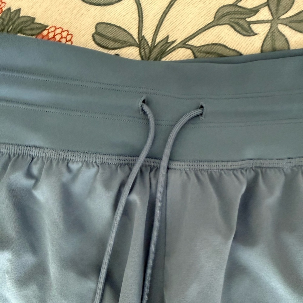 Vuori Daily Speed Short 2.5” EUC - Picture 3 of 9
